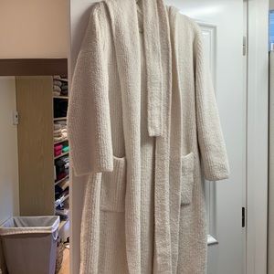 Barefoot dreams chenille robe. Super warm and cozy. Like new. Wore twice